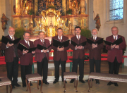 Nicht nur Anfang und Schluss waren glanzvoll: Die Feringer Vocalisten stimmten das „Maria durch ein Dornwald ging" sowie das erwartungsfrohe Lied „Es kommt ein Schiff" an...(aus Bericht im Münchner Merkur)