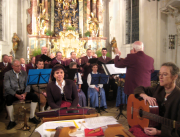 Nicht nur Anfang und Schluss waren glanzvoll: Die Feringer Vocalisten stimmten das „Maria durch ein Dornwald ging" sowie das erwartungsfrohe Lied „Es kommt ein Schiff" an...(aus Bericht im Münchner Merkur)