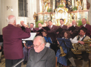 Nicht nur Anfang und Schluss waren glanzvoll: Die Feringer Vocalisten stimmten das „Maria durch ein Dornwald ging" sowie das erwartungsfrohe Lied „Es kommt ein Schiff" an...(aus Bericht im Münchner Merkur)
